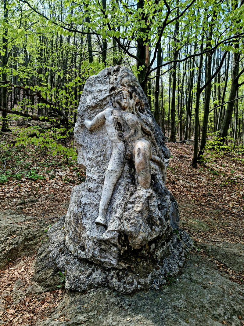 Travertínová socha v sedle Tri tably